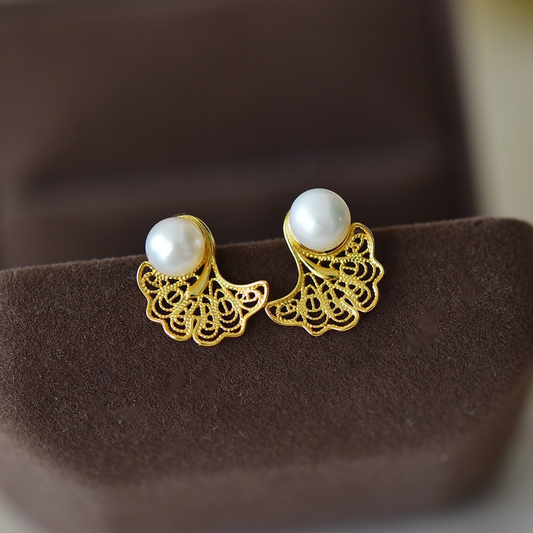 A Pair of Exquisite Sterling Silver-Gold Plated Inlaid Pearl Earrings: A Pair of Exquisite Sterling Silver-Gold Plated Inlaid Pearl Earrings,Size:0.2inx0.2in 一对纯银镀金镶珍珠耳环