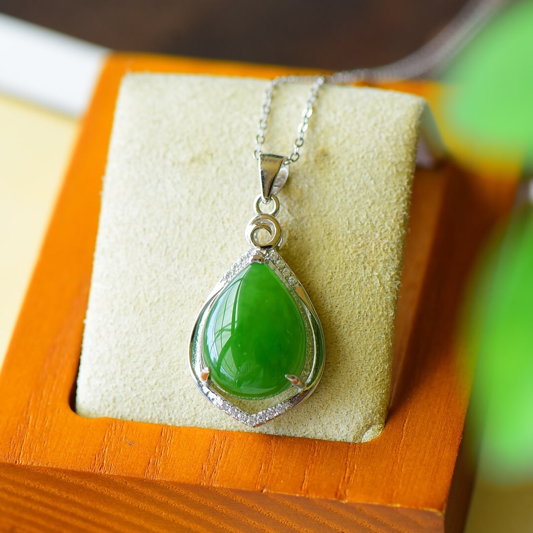 A Pair of Exquisite Sterling Silver Inlaid Jasper Necklace,Inlaid Diamond: A Pair of Exquisite Sterling Silver Inlaid Jasper Necklace,Inlaid Diamond,Size:0.6inx1.3in 纯银镶碧玉项链,嵌钻石