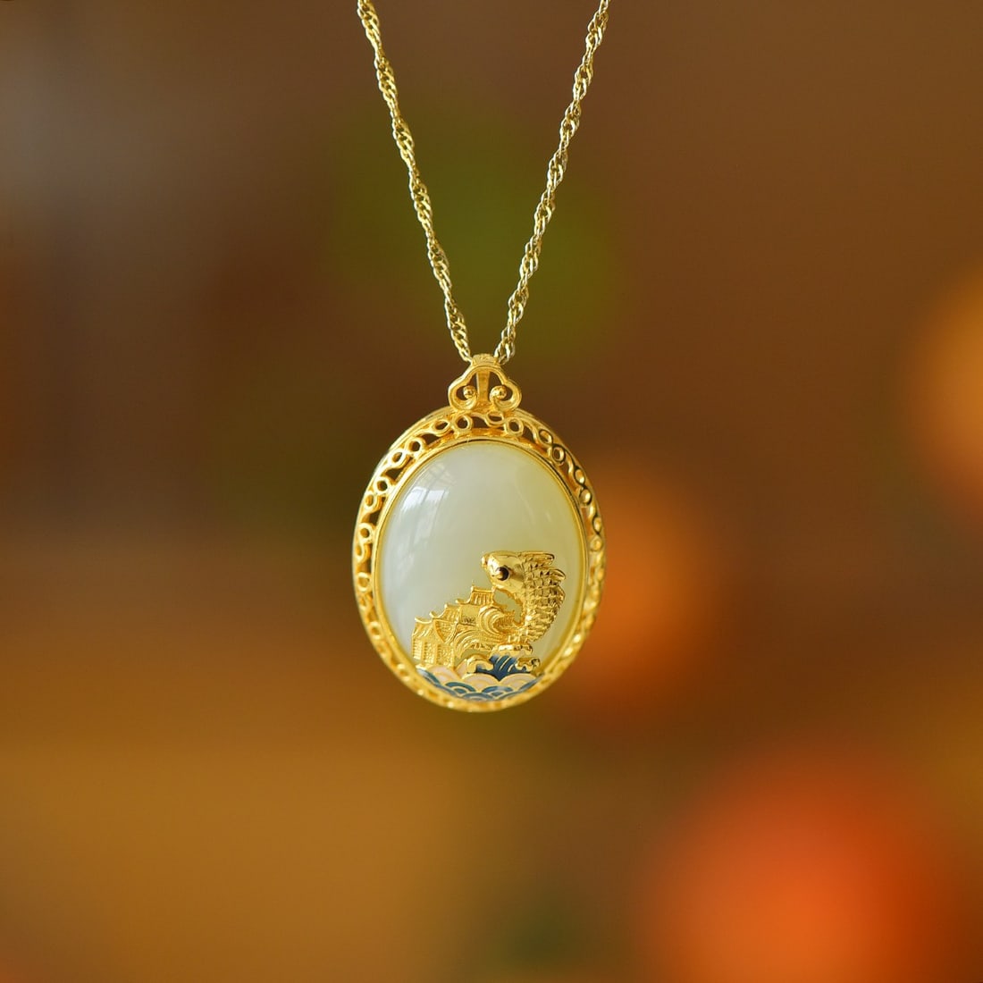 An Exquisite Sterling Silver Inlaid White Jade Fish Pattern Necklace: An Exquisite Sterling Silver Inlaid White Jade Fish Pattern Necklace 纯银镶白玉鱼纹项链
