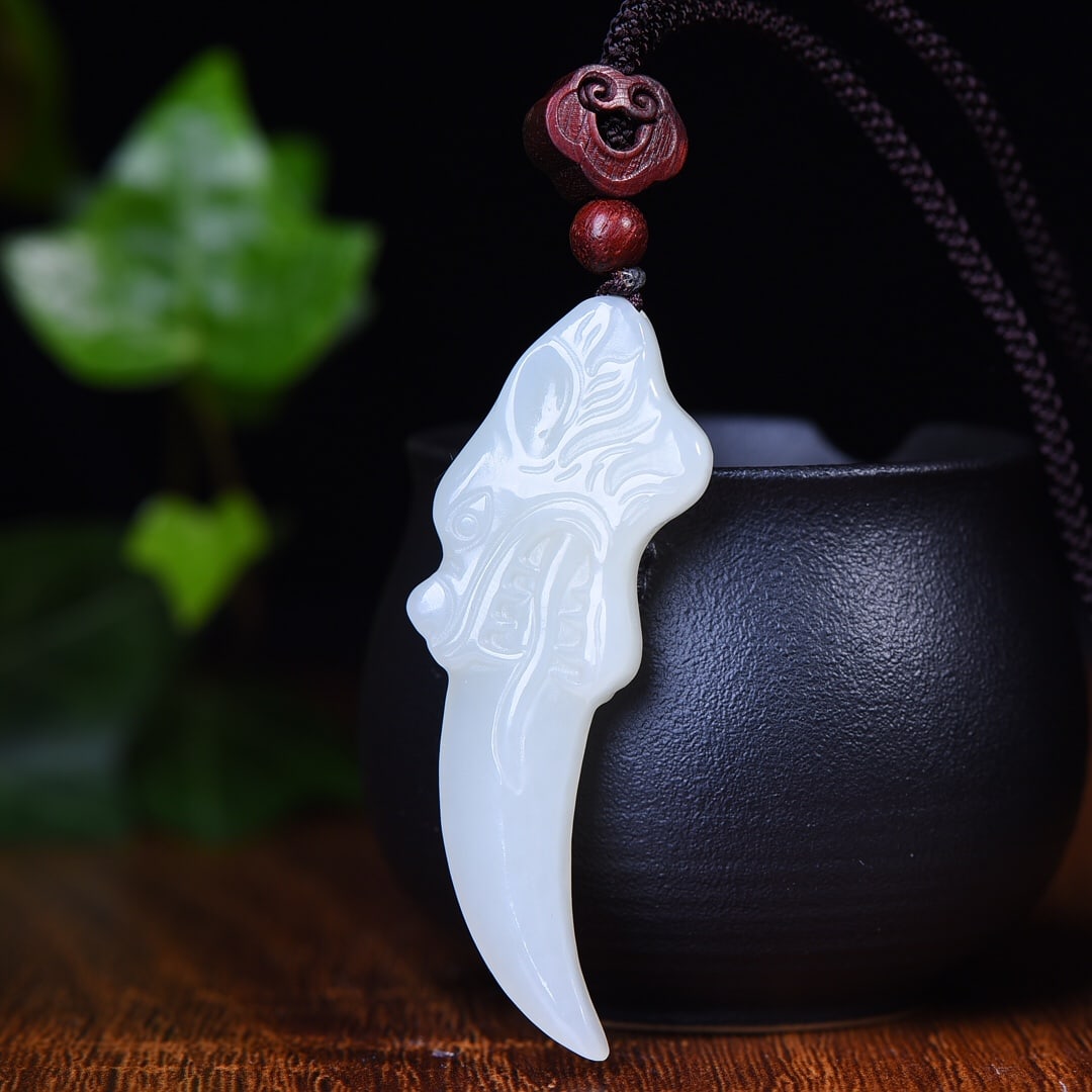 An Exquisite White Jade Dragon Pendant: An Exquisite White Jade Dragon Pendant,Size:0.9inx2.5in