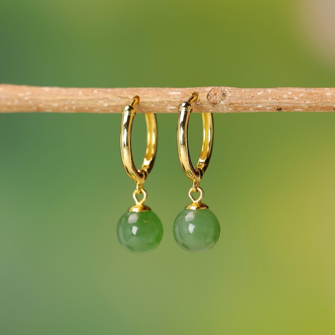 A Pair of Exquisite Sterling Silver-Gold Plated Inlaid Jasper Earrings: A Pair of Exquisite Sterling Silver-Gold Plated Inlaid Jasper Earrings,Size:0.3inx0.3in 一对纯银镀金镶碧玉耳环