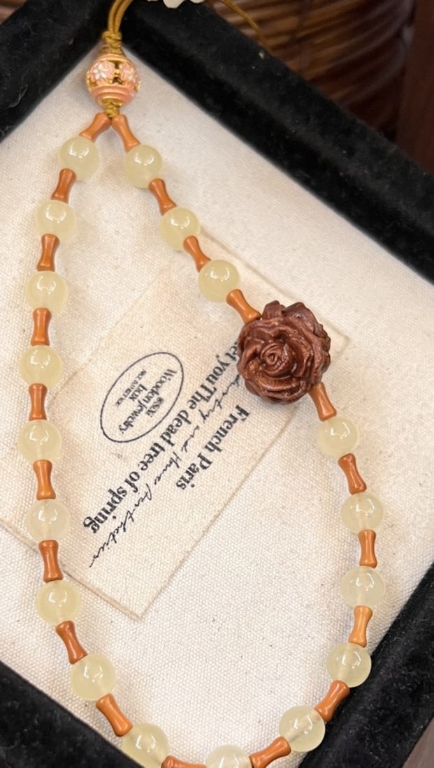 An Exquisite Crystal Pendant: An Exquisite Crystal Pendant 水晶挂件