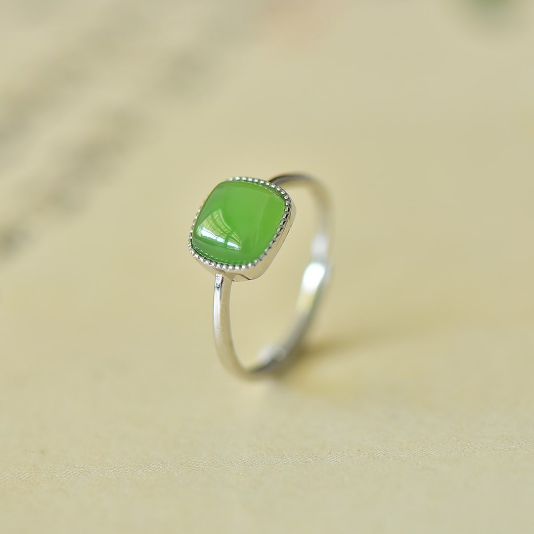 An Exquisite Sterling Silver Inlaid Jasper Ring: An Exquisite Sterling Silver Inlaid Jasper Ring,Size:0.3inx0.3in 纯银镶碧玉戒指