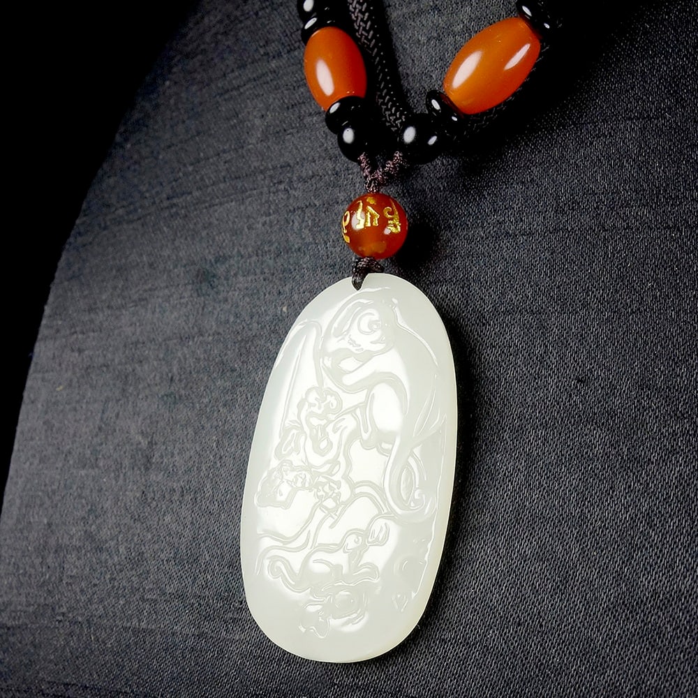 An Exquisite White Jade Monkey Pattern Pendant - 5