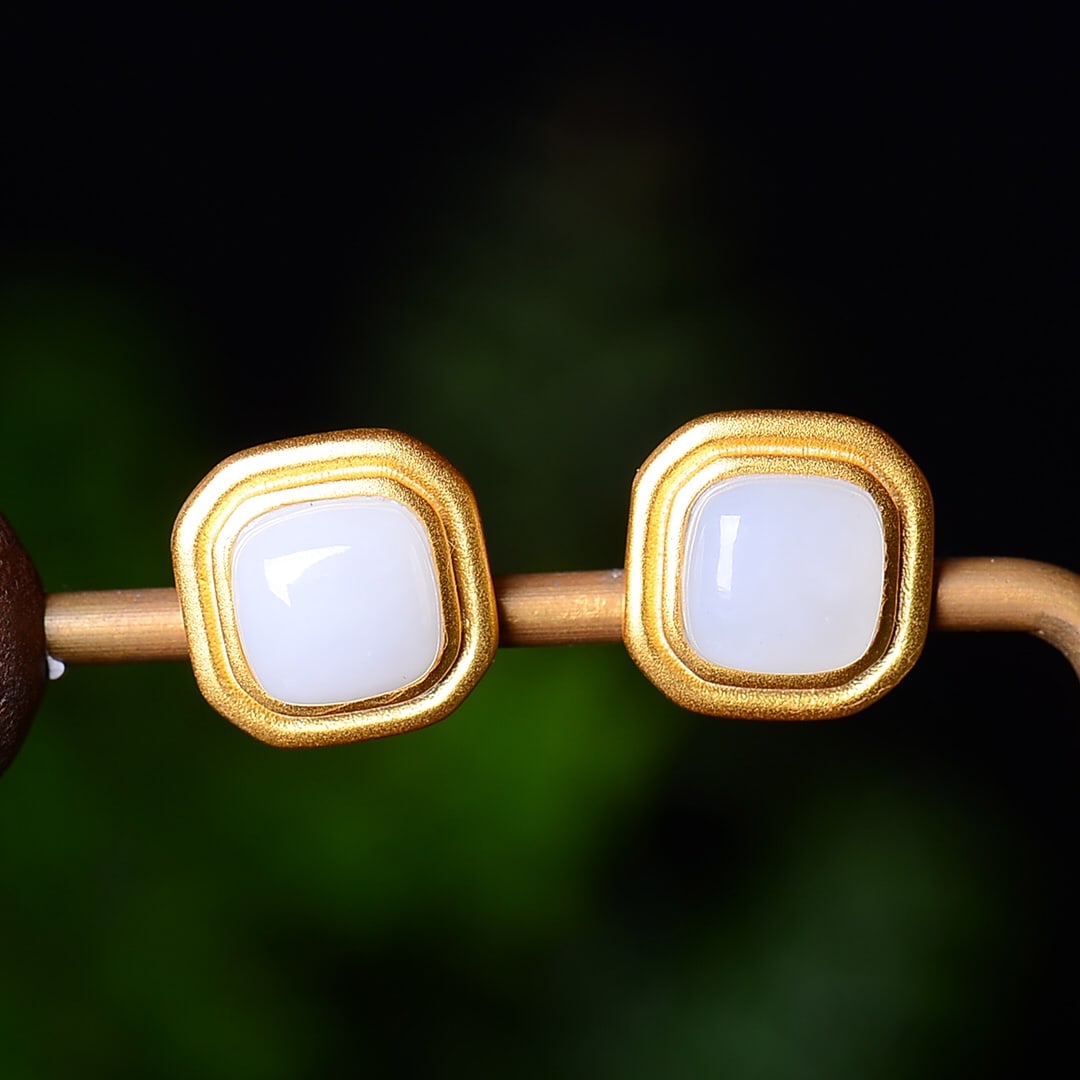 A Pair of Exquisite Sterling Silver-Gold Plated Inlaid White Jade Earrings: A Pair of Exquisite Sterling Silver-Gold Plated Inlaid White Jade Earrings,Size:0.3inx0.3in 一对纯银镀金镶白玉耳环