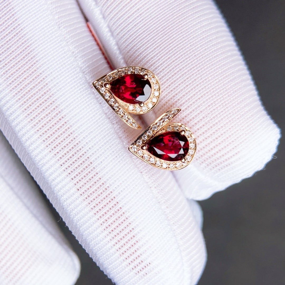 A Pair of 1.35Ctw Natural Tourmaline Earrings: A Pair of 1.35Ctw Natural Tourmaline Earrings,Size:0.3inx0.2in 一对1.35Ctw天然碧玺耳钉