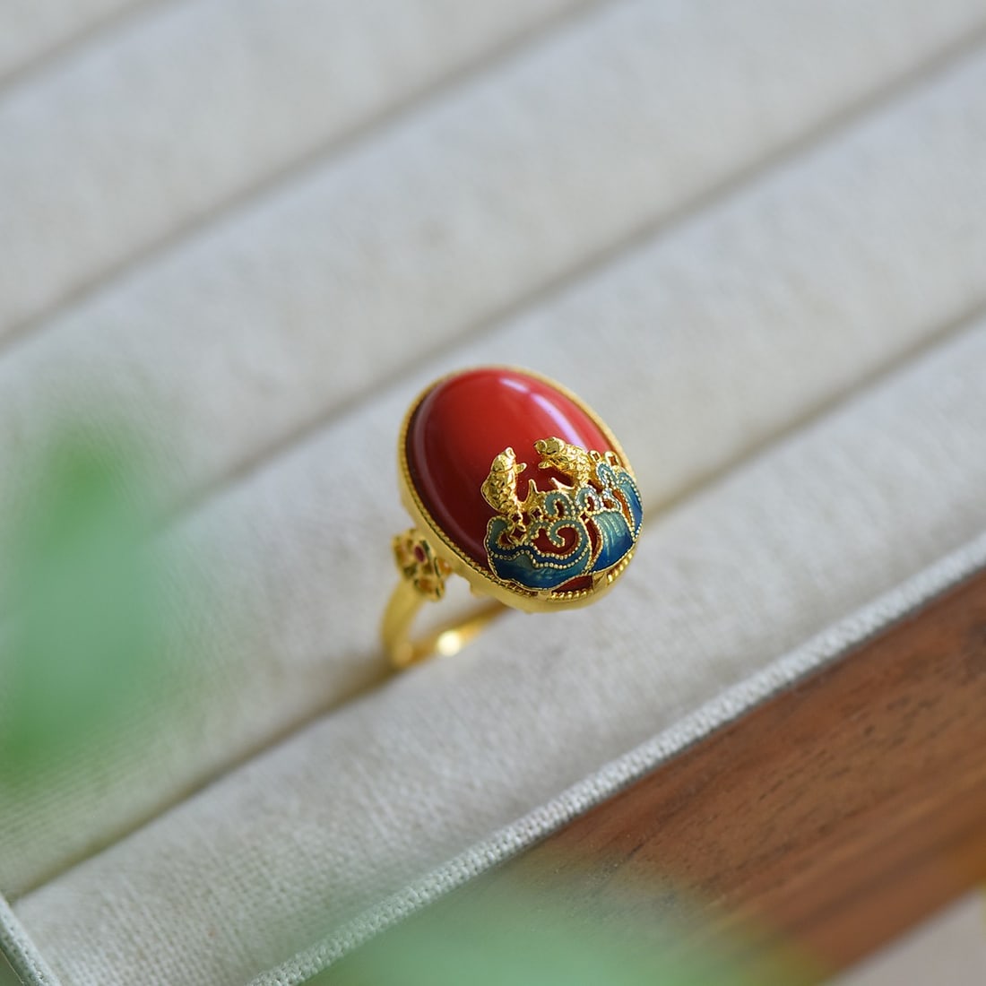 An Exquisite Sterling Silver-Gold Plated Inlaid Cinnabar Ring: An Exquisite Sterling Silver-Gold Plated Inlaid Cinnabar Ring,Size:0.5inx0.7in 纯银镀金镶朱砂戒指