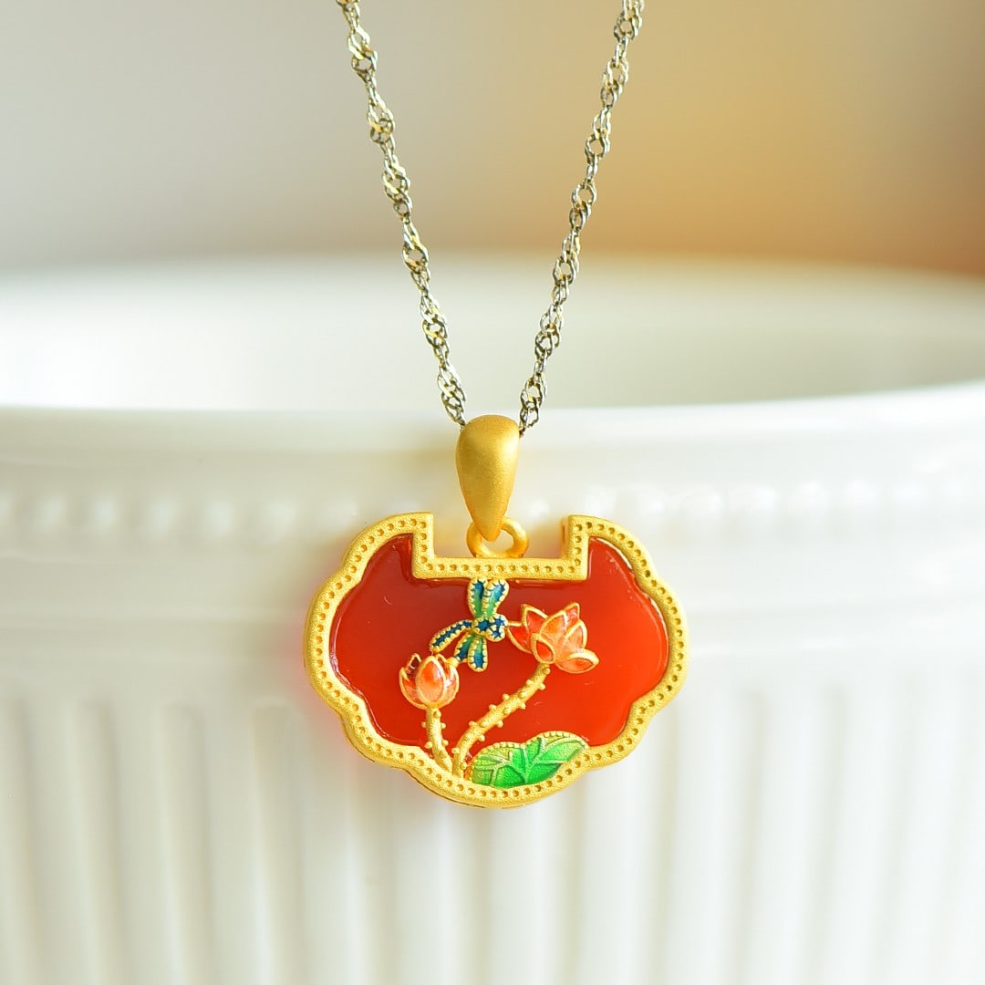 An Exquisite Sterling Silver-Gold Plated Inlaid Agate Enamel Pendant: An Exquisite Sterling Silver-Gold Plated Inlaid Agate Enamel Pendant,Size:0.6inx0.8in 纯银镀金镶玛瑙珐琅吊坠