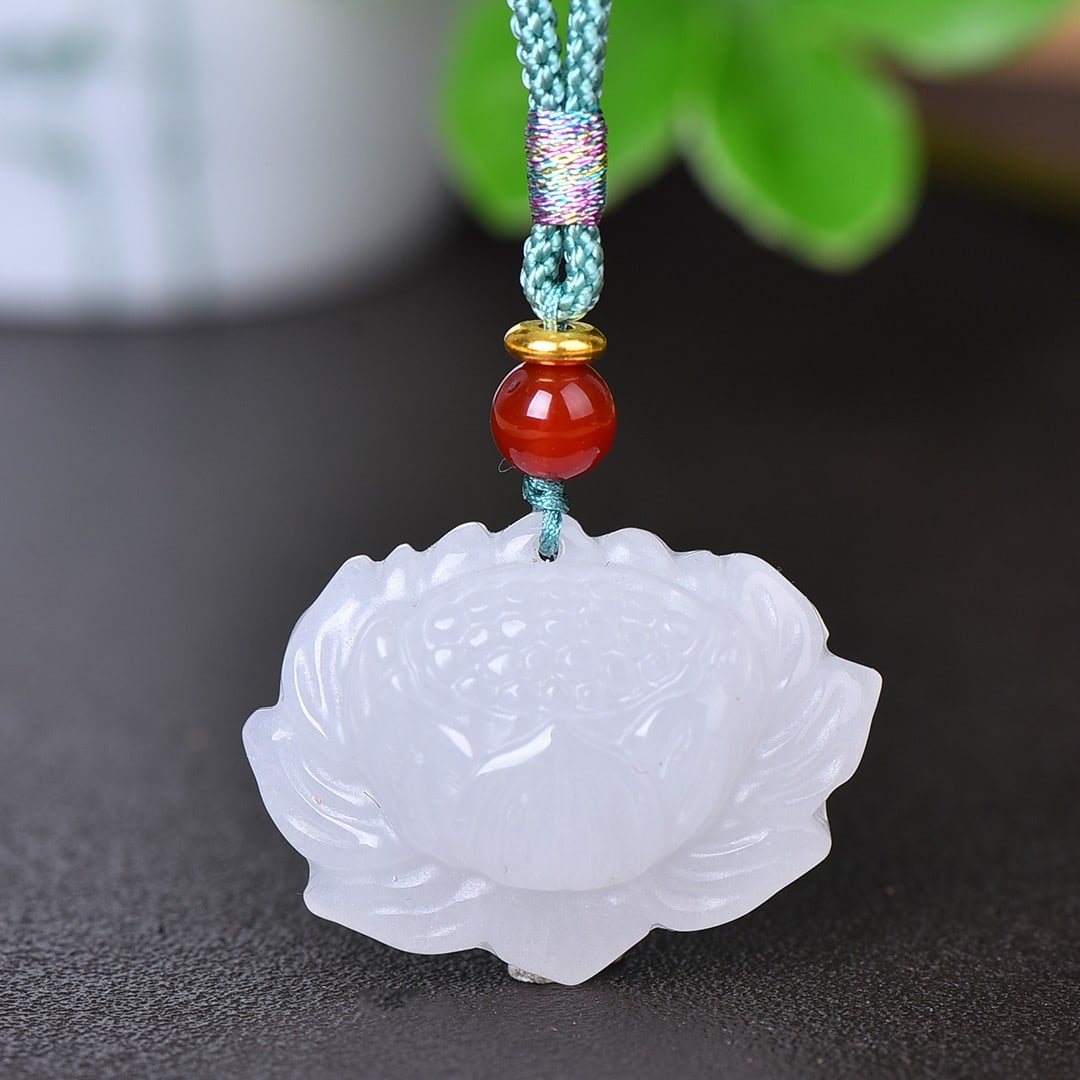 An Exquisite Jadeite Lotus Pattern Pendant: An Exquisite Jadeite Lotus Pattern Pendant,Size:0.9inx1.2in 翡翠莲花纹挂件