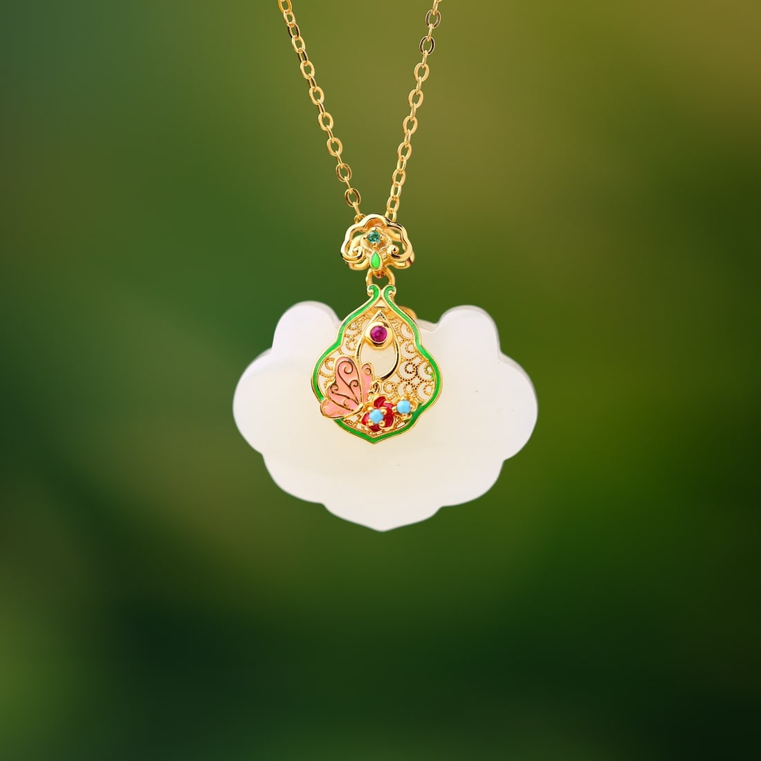 An Exquisite Sterling Silver-Gold Plated Inlaid White Jade Pendant: An Exquisite Sterling Silver-Gold Plated Inlaid White Jade Pendant,Size:0.7inx1in 纯银镀金镶白玉吊坠