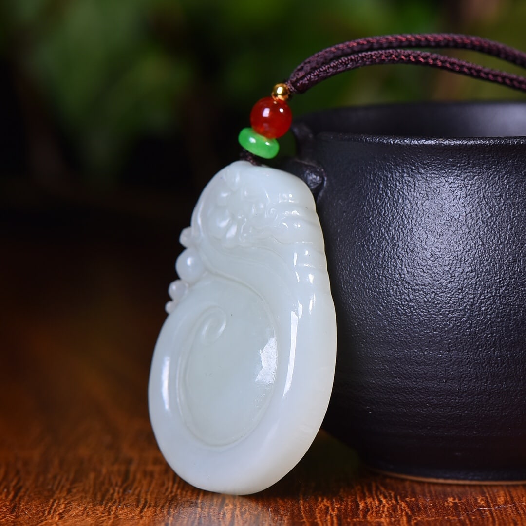 An Exquisite White Jade Dragon Pattern Pendant - 3