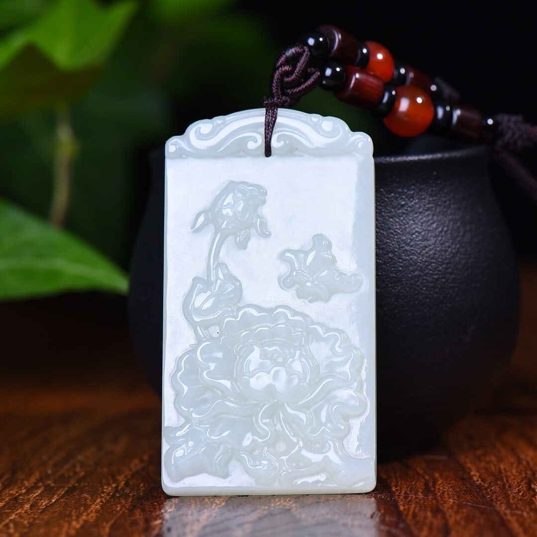An Exquisite White Jade Flower and Butterfly Pattern Pendant: An Exquisite White Jade Flower and Butterfly Pattern Pendant,Size:1.3inx2.4in (寓意)吉祥 优雅高贵 白玉花卉蝴蝶ಬ