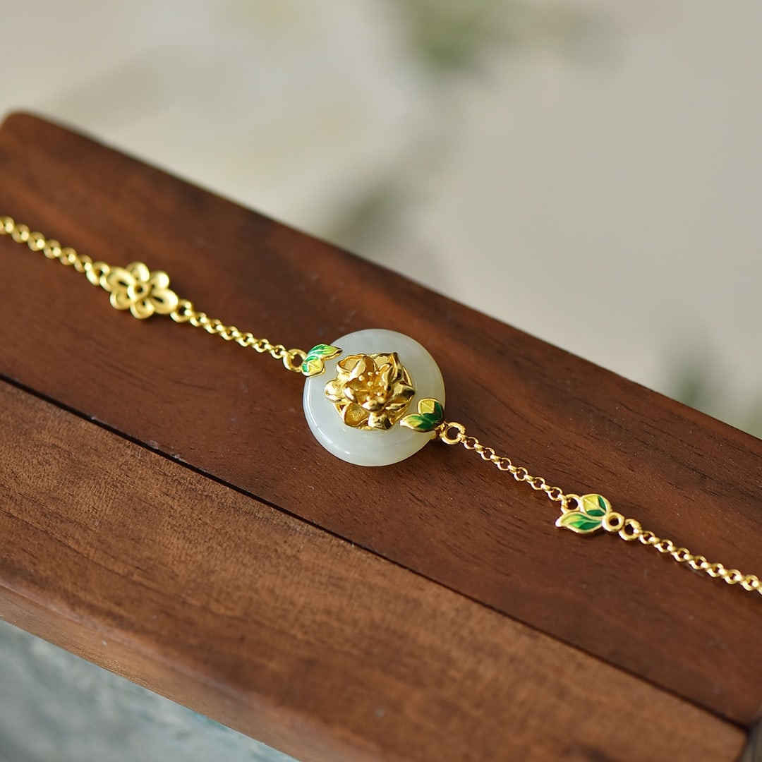 An Exquisite Sterling Silver-Gold Plated Inlaid White Jade Enamel Bracelet: An Exquisite Sterling Silver-Gold Plated Inlaid White Jade Enamel Bracelet,Size:0.6inx0.6in 纯银镀金镶白玉珐琅手链