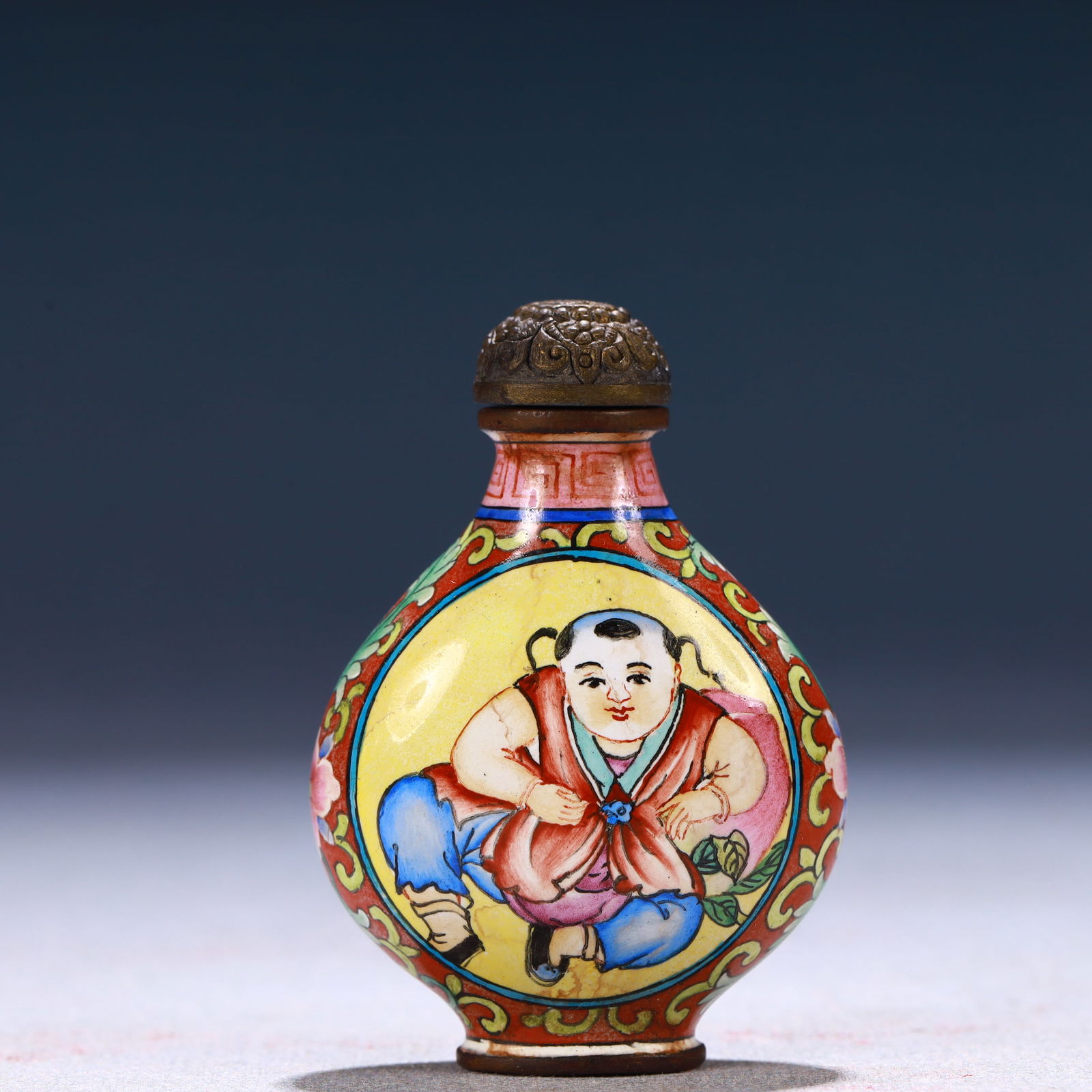 An Exquisite Painted Enamel Figure Pattern Snuff Bottle (1 of 6)