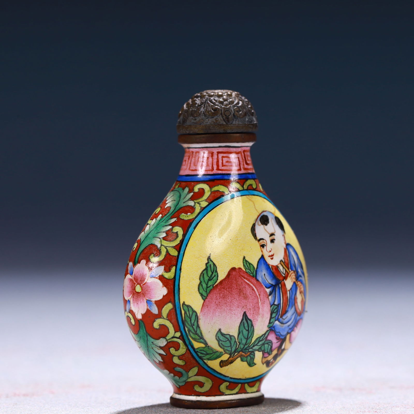 An Exquisite Painted Enamel Figure Pattern Snuff Bottle - 3