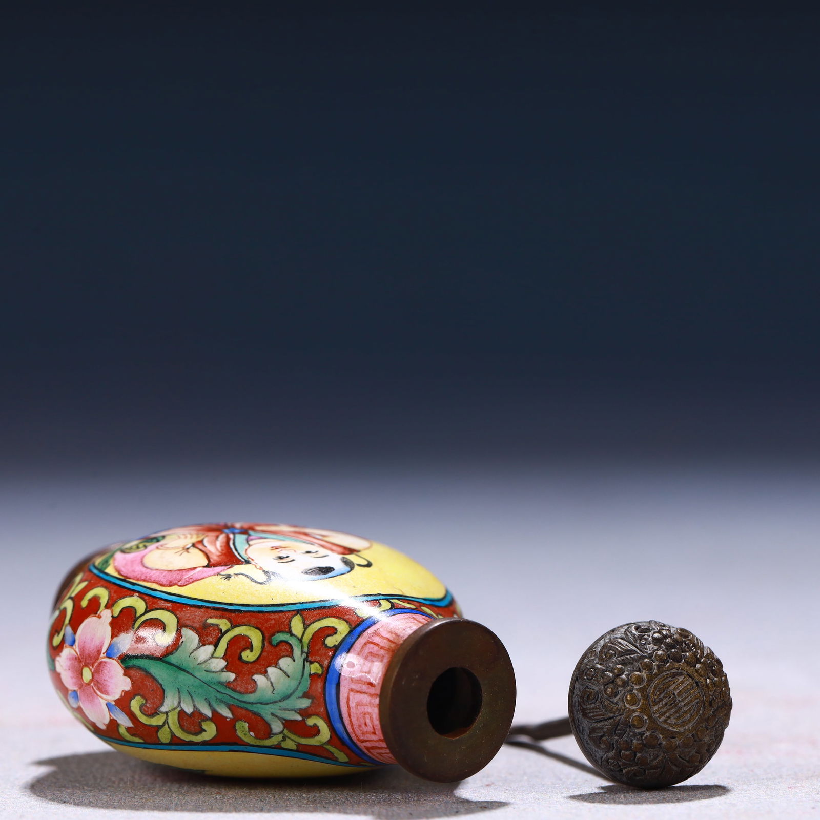 An Exquisite Painted Enamel Figure Pattern Snuff Bottle - 5