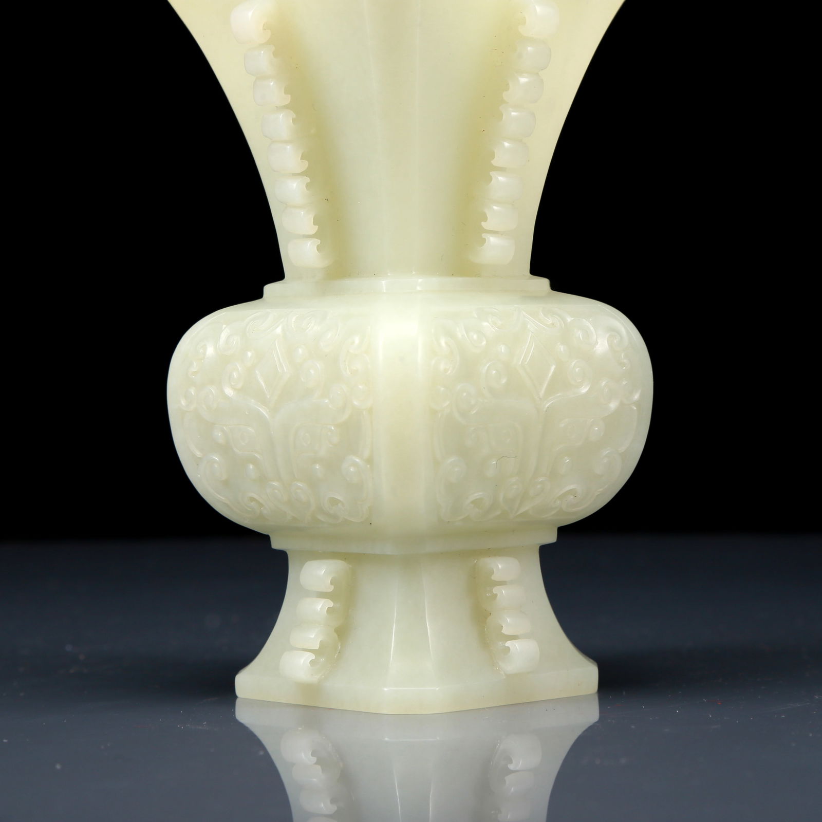 An Exquisite White Jade Beast-Face Pattern Vase - 6
