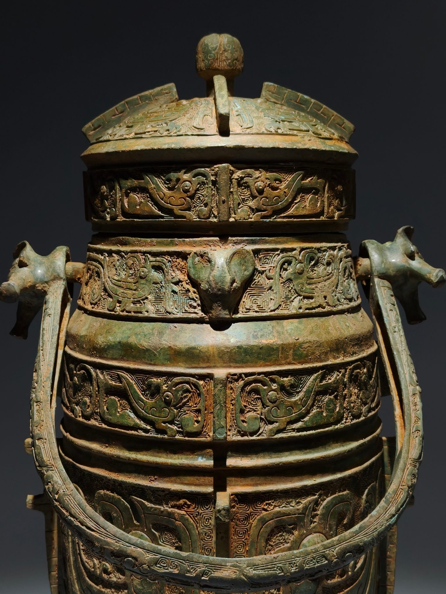 An Archaic Bronze Phoenix Pattern Loop-Handled Pot - 2
