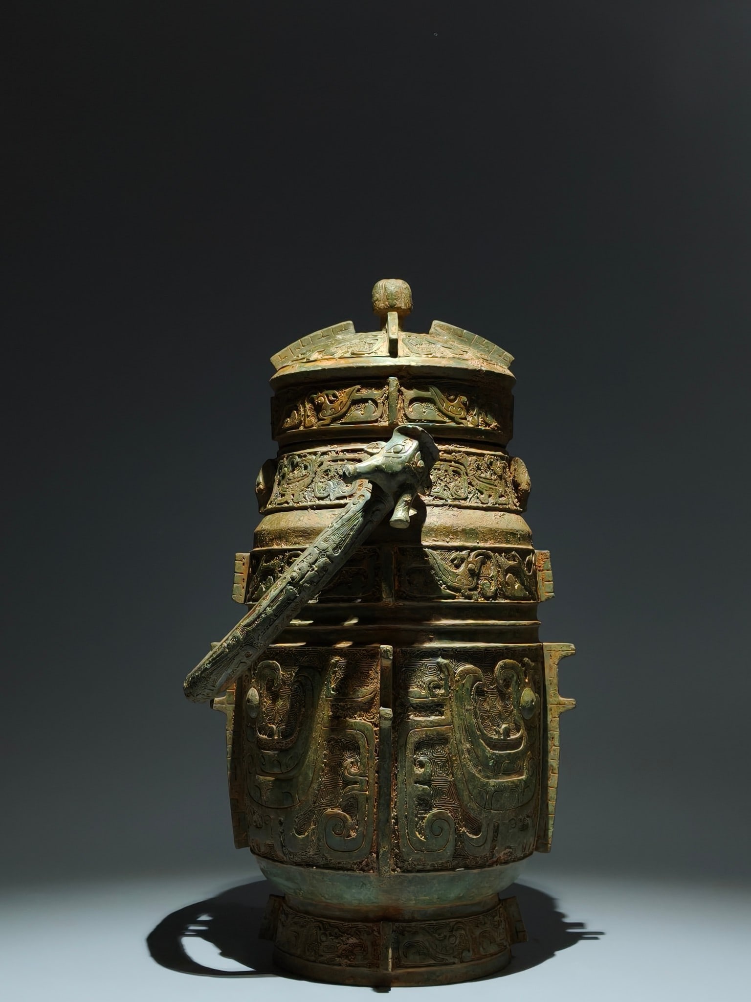 An Archaic Bronze Phoenix Pattern Loop-Handled Pot - 3