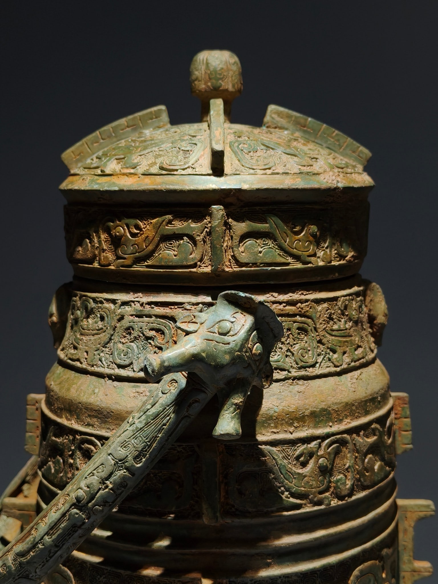 An Archaic Bronze Phoenix Pattern Loop-Handled Pot - 4