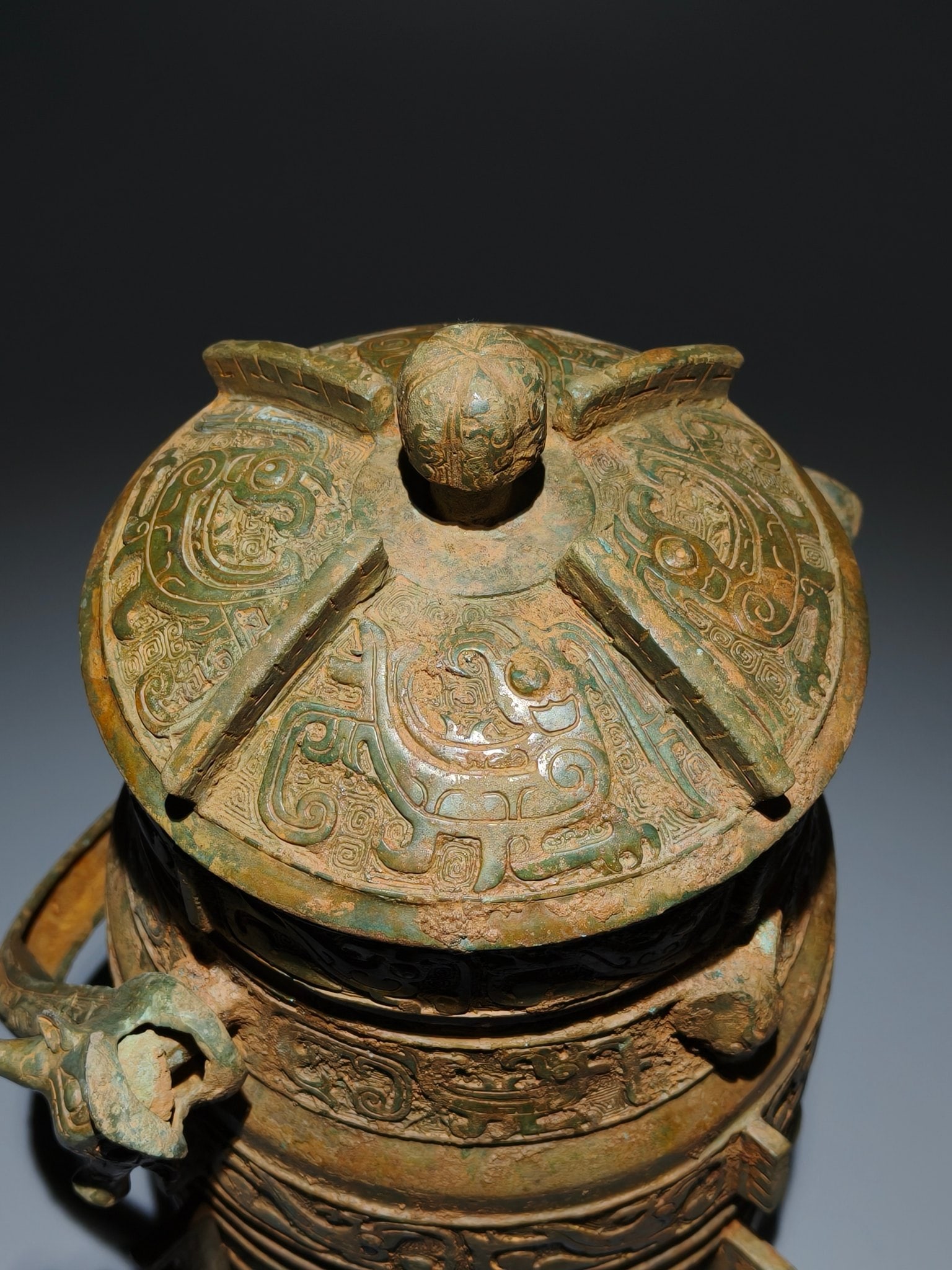 An Archaic Bronze Phoenix Pattern Loop-Handled Pot - 6