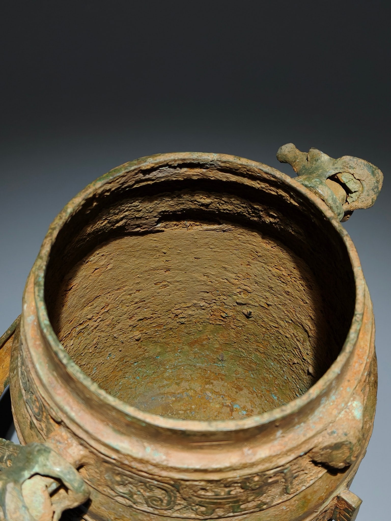 An Archaic Bronze Phoenix Pattern Loop-Handled Pot - 7
