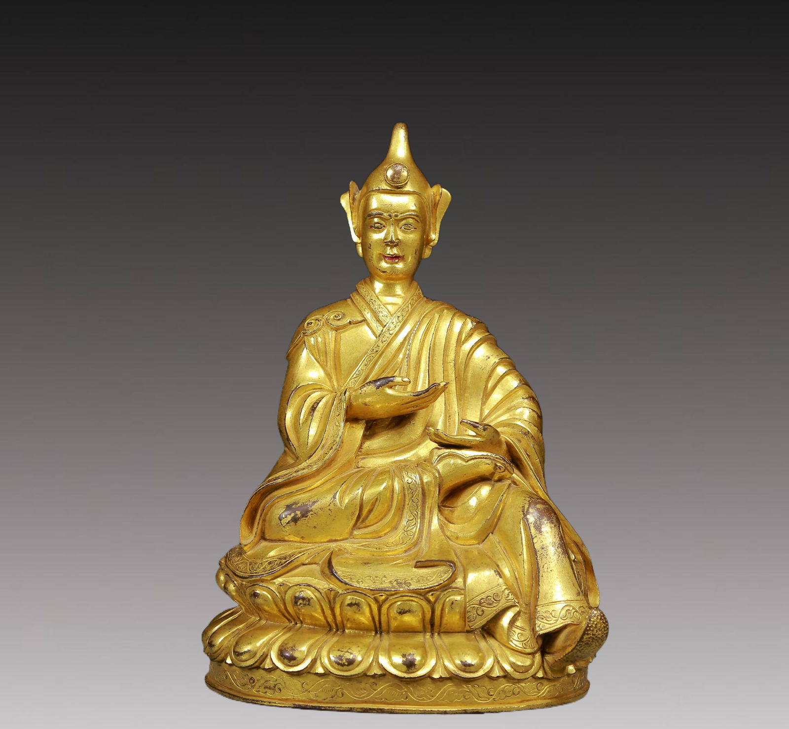A Solemn Gilt Bronze Statue of Guru: A Solemn Gilt Bronze Statue of Guru,Ming Dynasty, China,Size:4.7inx4.3inx7.1in,Weight:1465g 铜鎏金上师像，明代