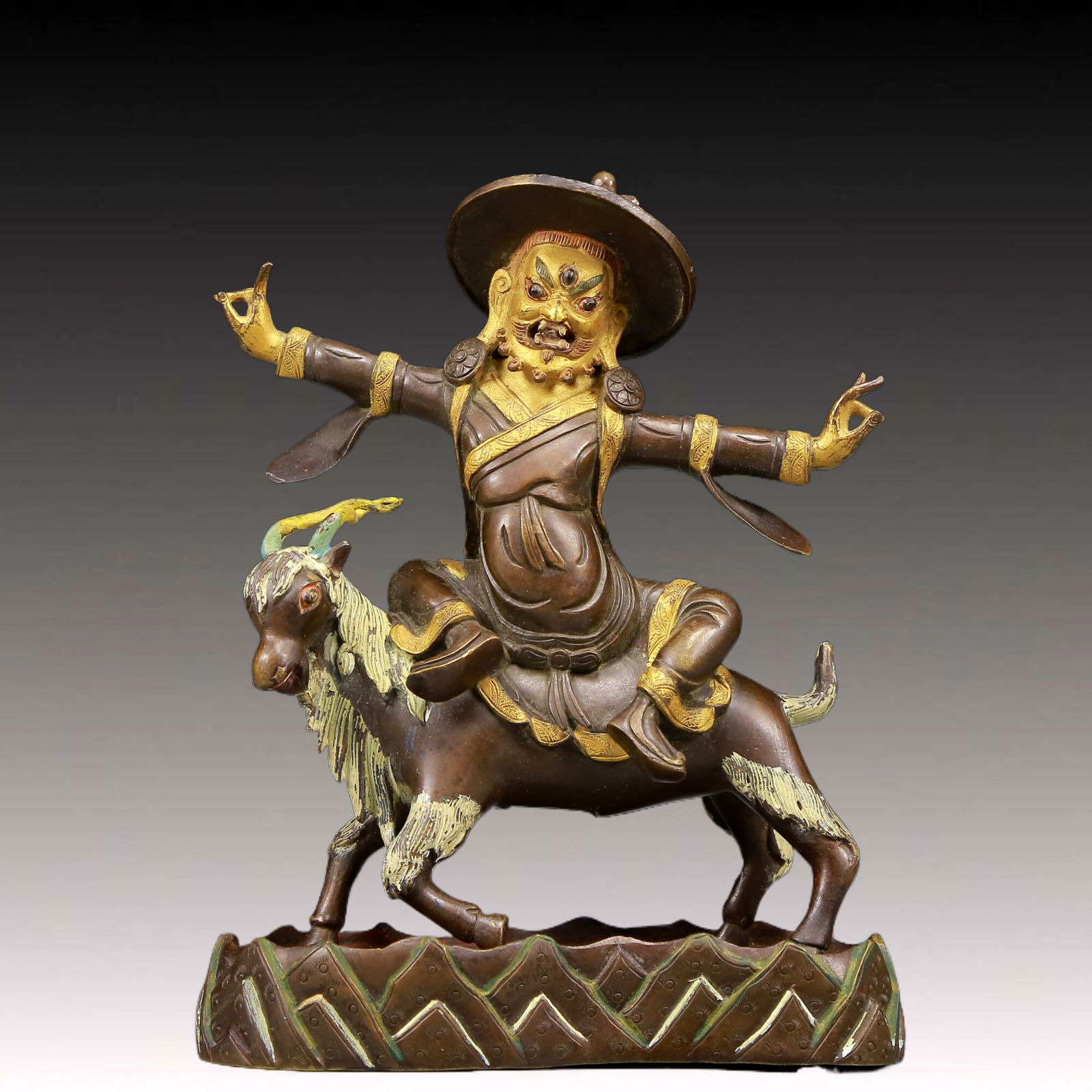 A Solemn Gilt Bronze Statue of Vajra protector: A Solemn Gilt Bronze Statue of Vajra protector,Ming Dynasty, China,Size:5.9inx2inx7.9in,Weight:1940g 铜鎏金金刚护法像，明代