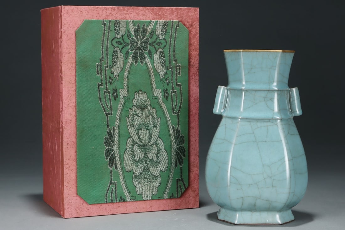 A Rare Guan yao Celadon Glazed Cover with Gold Double-Ears Vase,with an Imperial Poem by Emperor (1 of 8)