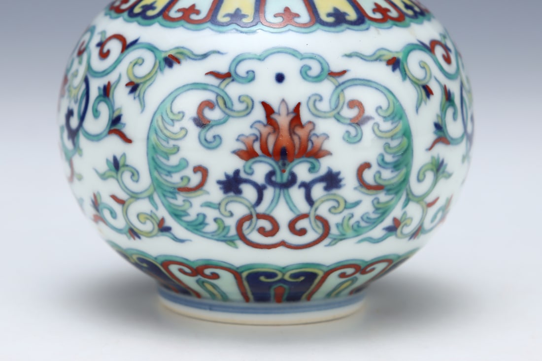 An Exquisite Doucai Flower Pattern Vase - 5