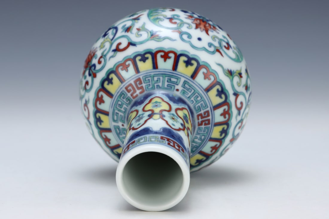 An Exquisite Doucai Flower Pattern Vase - 6