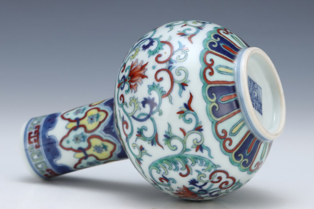 An Exquisite Doucai Flower Pattern Vase - 7