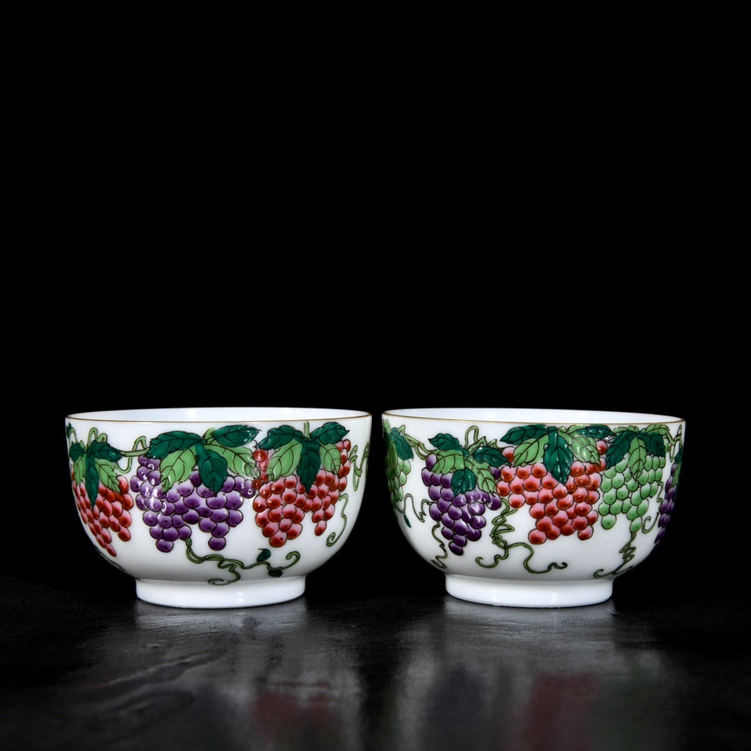 A Pair of Exquisite Enamel Grapes Pattern Cups: A Pair of Exquisite Enamel Grapes Pattern Cups,Qing Dynasty, China,Qianlong Four-character Mark,Size:1.8inx3in 