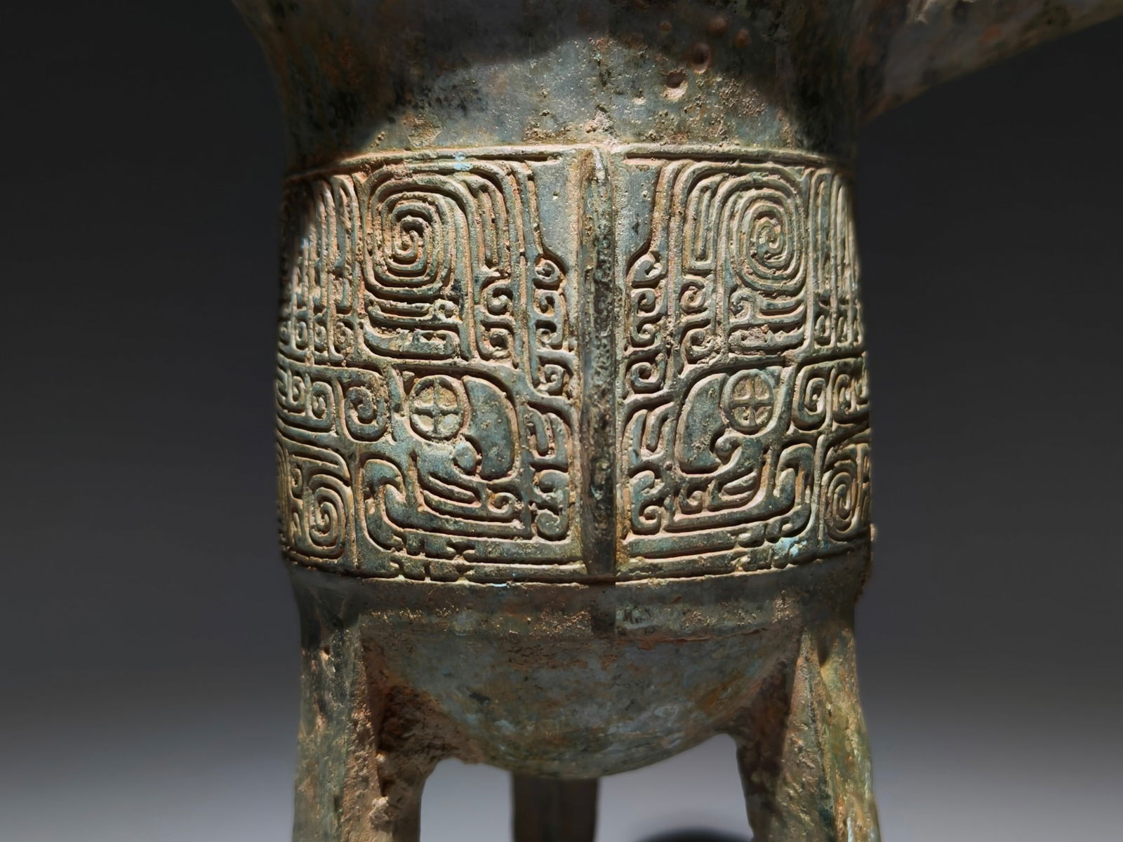 An Archaic Bronze Cloud Pattern Tripod Goblet - 4