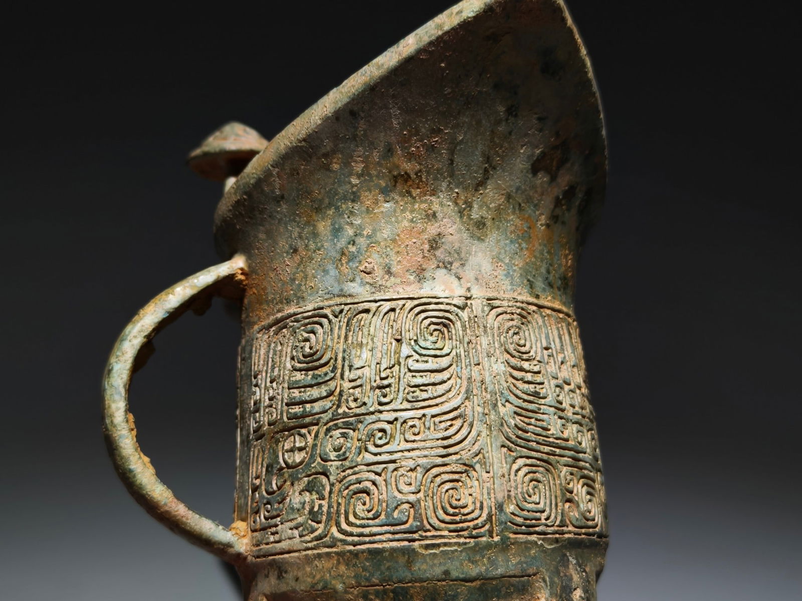 An Archaic Bronze Cloud Pattern Tripod Goblet - 6