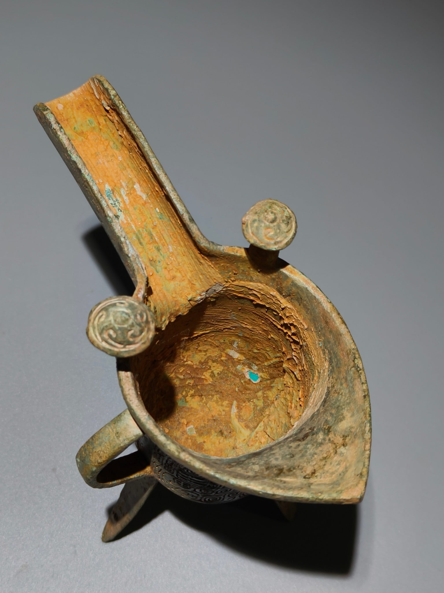 An Archaic Bronze Cloud Pattern Tripod Goblet - 8