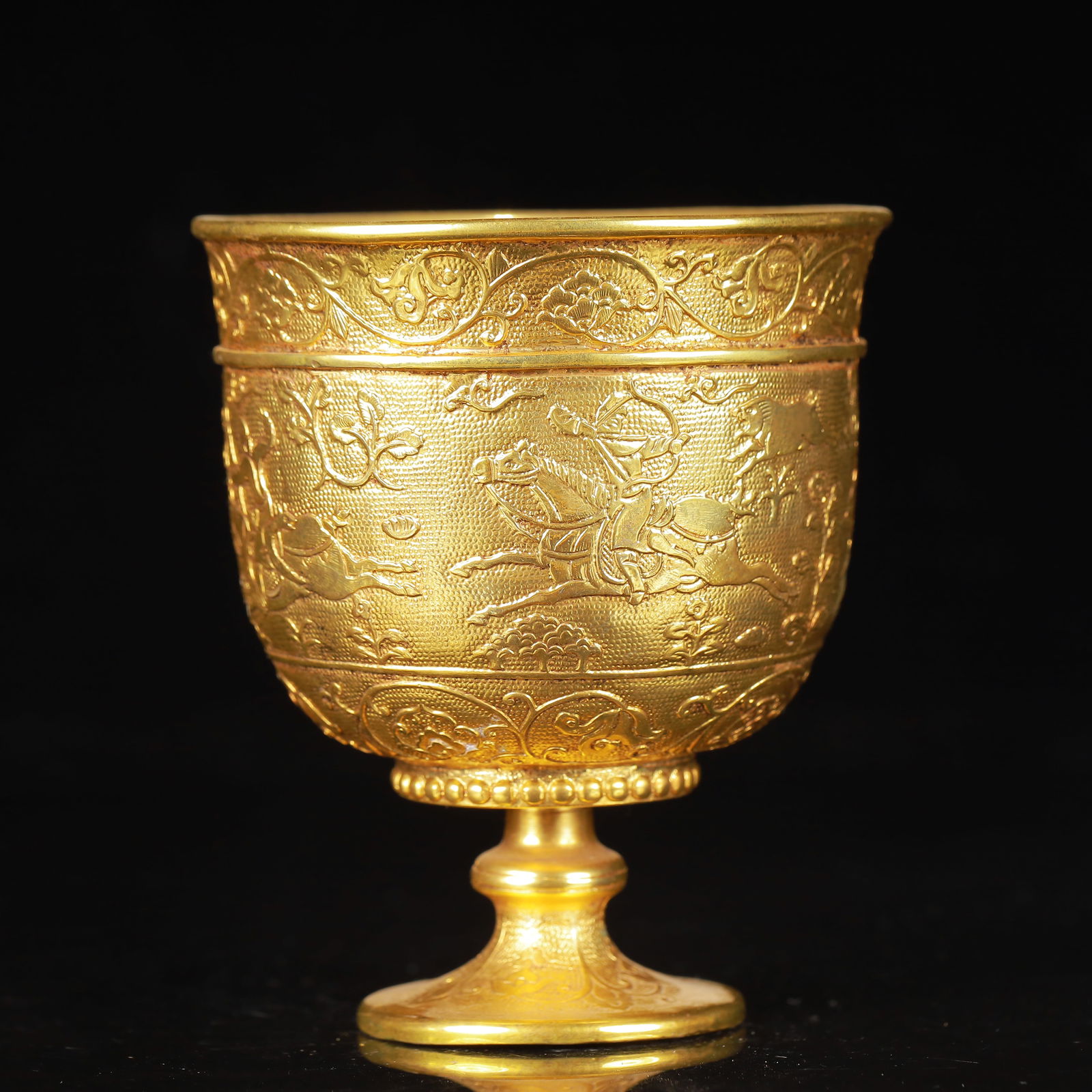 An Exquisite Gilt Bronze Figure Pattern Cup - 2