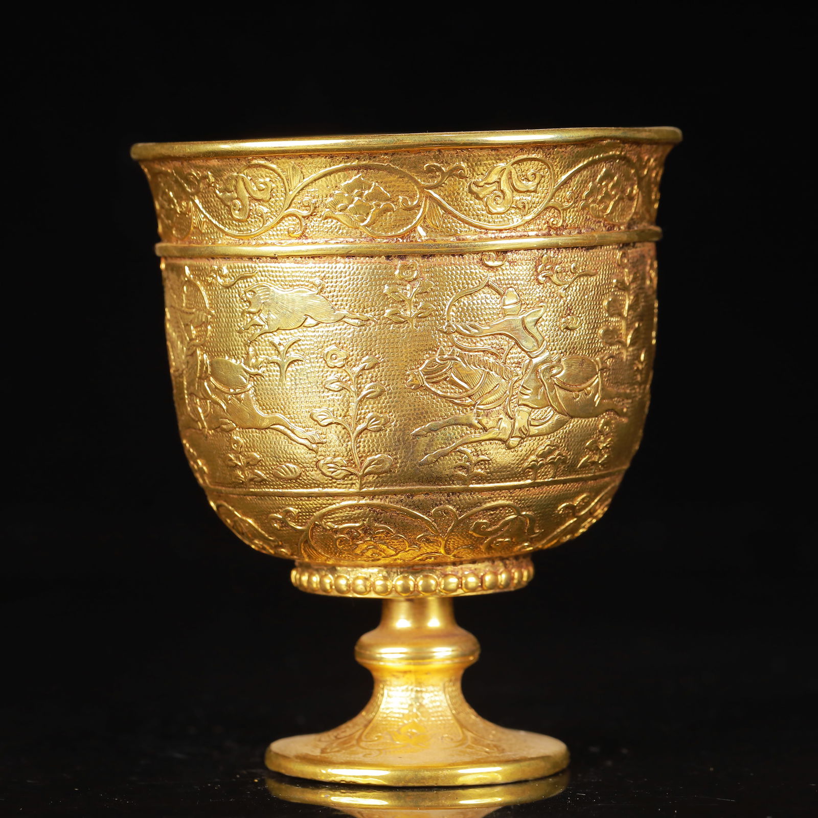 An Exquisite Gilt Bronze Figure Pattern Cup - 3