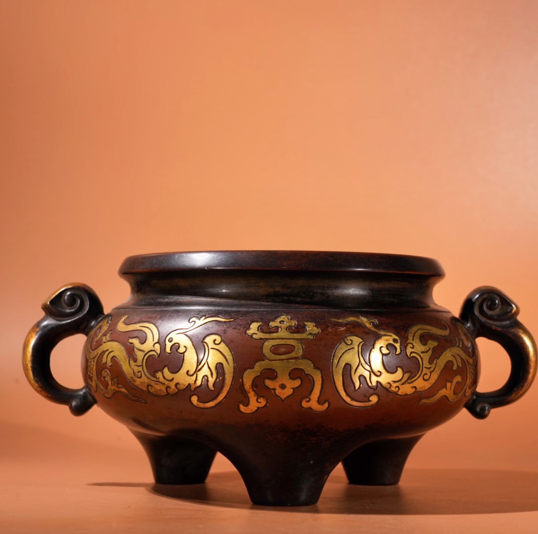 An Exquisite Gilt Bronze Phoenix Pattern Double-Ears and Tripod Censer: An Exquisite Gilt Bronze Phoenix Pattern Double-Ears and Tripod Censer,Qing Dynasty, China,With Mark,Size:3.5inx5.1in,Weight:2785g 铜鎏金凤纹双耳三Ū