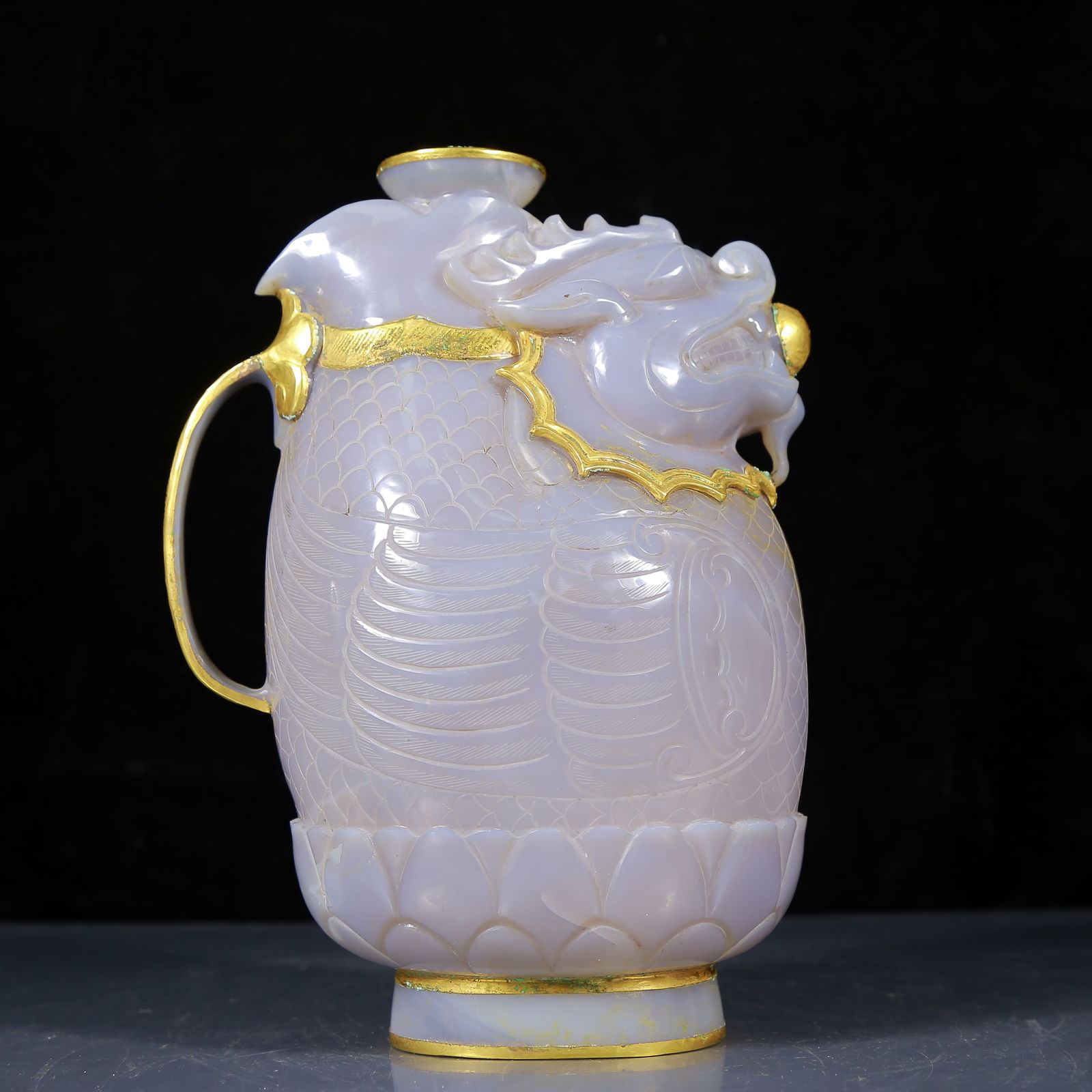 An Exquisite Agate Cover with Gold Dragon Pattern Ewer (1 of 12)