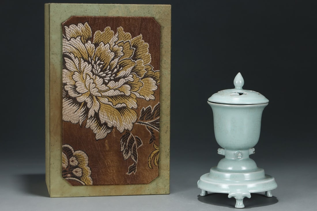 An Exquisite Ru yao Sky Blue Glazed Tripod Censer: An Exquisite Ru yao Sky Blue Glazed Tripod Censer,Song Dynasty, China,Size:8.5inx5.4in 汝窑天青釉三足香炉,中国宋代