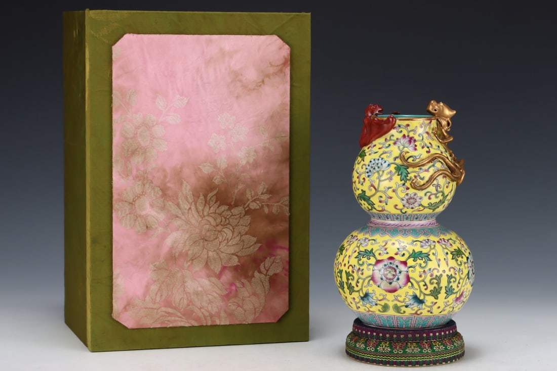 An Exquisite Enamel Yellow Ground Painted Gold Lotus and Dragon Pattern Gourd Vase: An Exquisite Enamel Yellow Ground Painted Gold Lotus and Dragon Pattern Gourd Vase,Qing Dynasty, China,Yongzheng Four-character Mark,Size:8inx4.8in 珐琅彩黄地描%