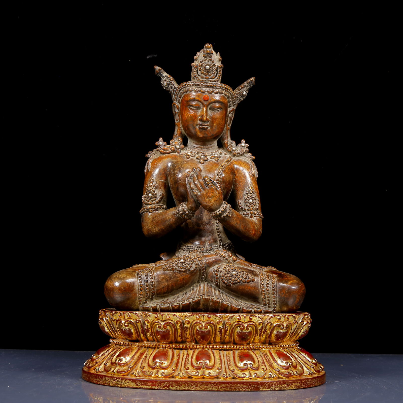 A Rare Eaglewood Statue of Avalokitesvara: A Rare Eaglewood Statue of Avalokitesvara,Qing Dynasty, China,Size:10.6inx8.3inx15.7in,Weight:3085g 沉香木观音像，清代
