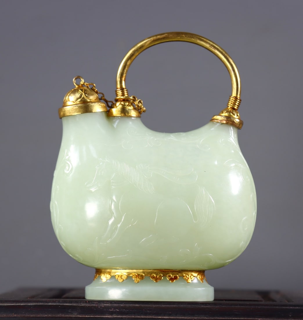 An Exquisite White Jade Cover with Gold Horse Pattern Pot: An Exquisite White Jade Cover with Gold Horse Pattern Pot,Qing Dynasty,China,Qianlong Four-character Mark,Size:5.5inx3.9inx2in,Weight:315g 白玉包金马纹壶,