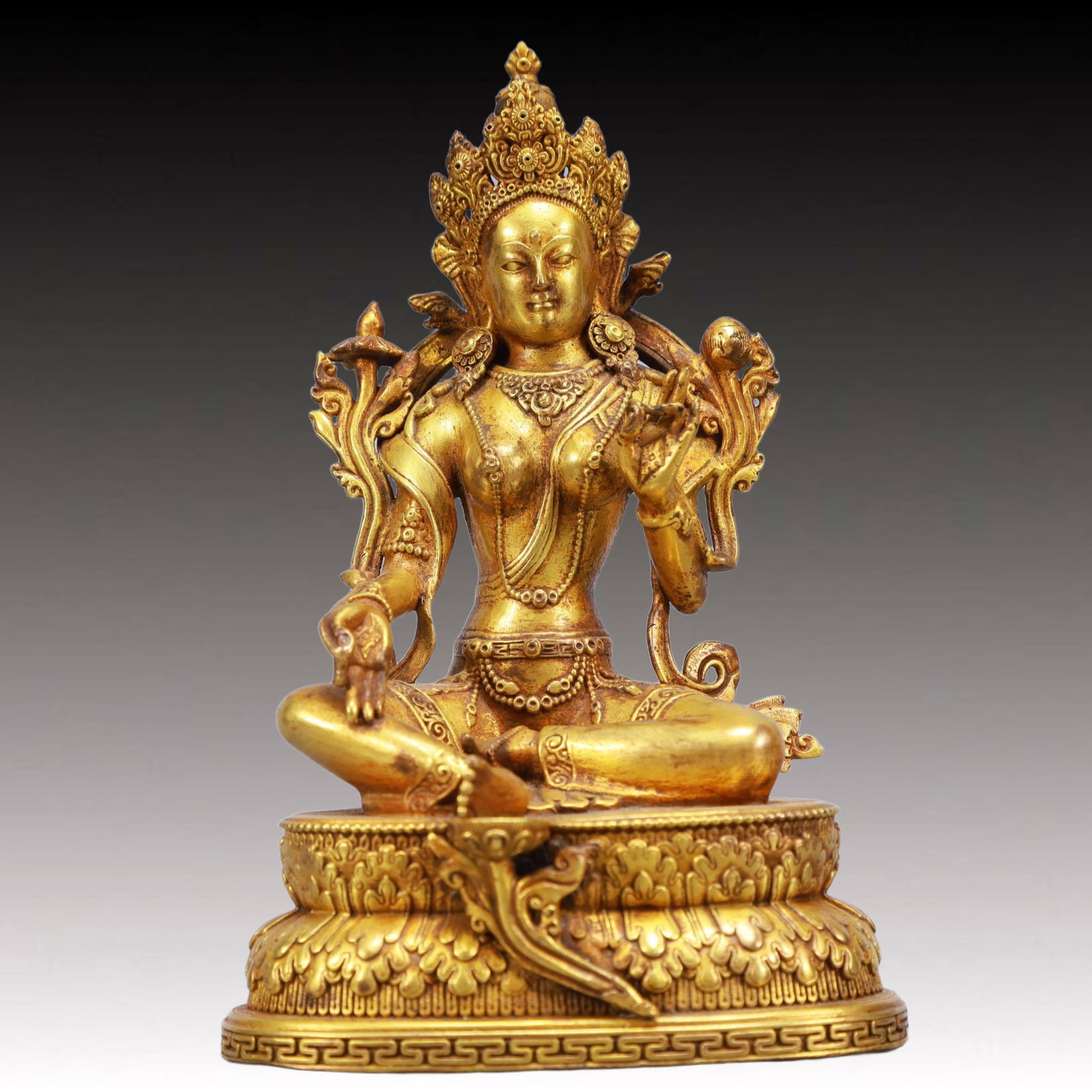 A Solemn Gilt Bronze Statue of Avalokitesvara: A Solemn Gilt Bronze Statue of Avalokitesvara,Qing Dynasty, China,Size:3.9inx2.8inx5.9in,Weight:650g 铜鎏金观音像,中国清代