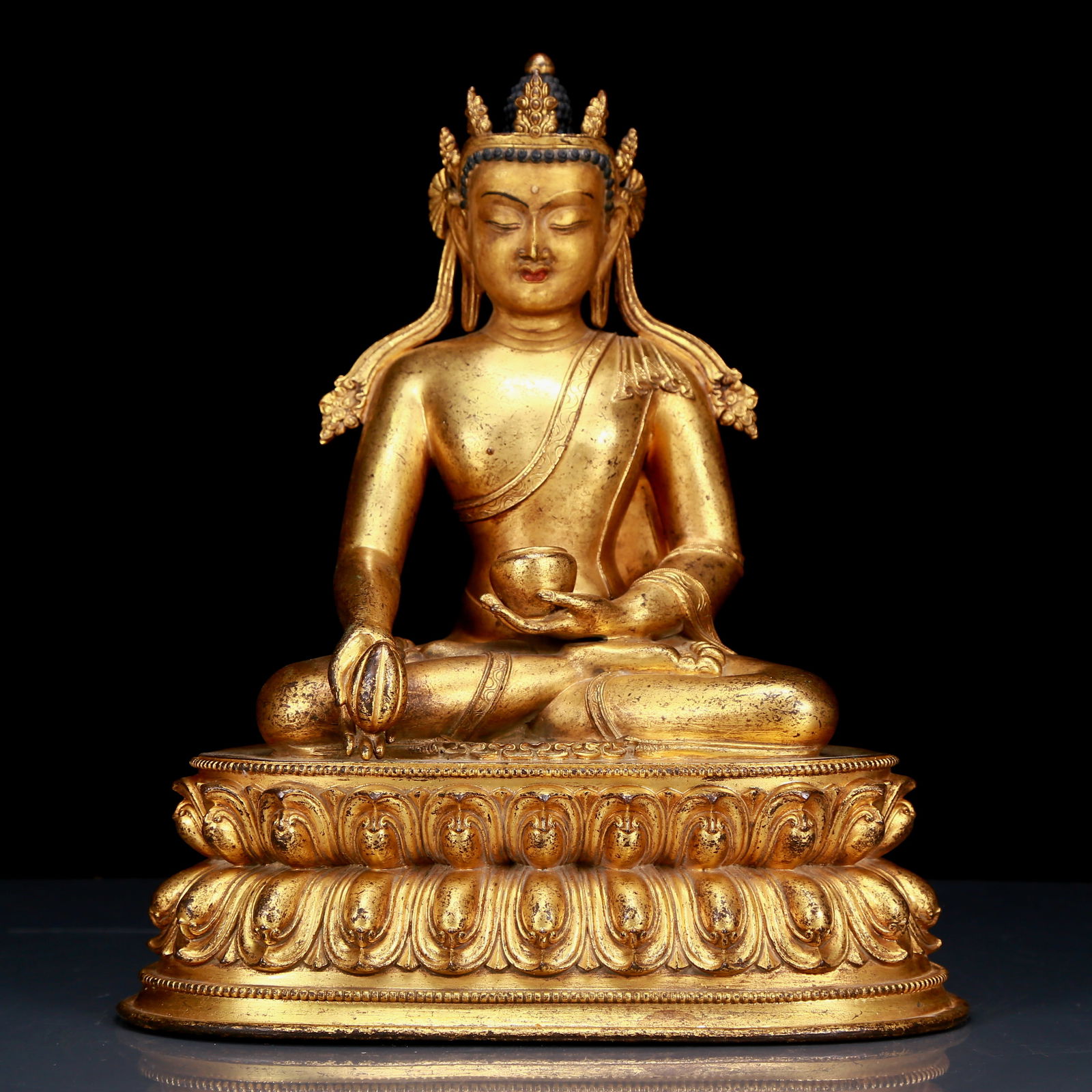 An Exquisite Gilt Bronze Statue of Sakyamuni (1 of 9)