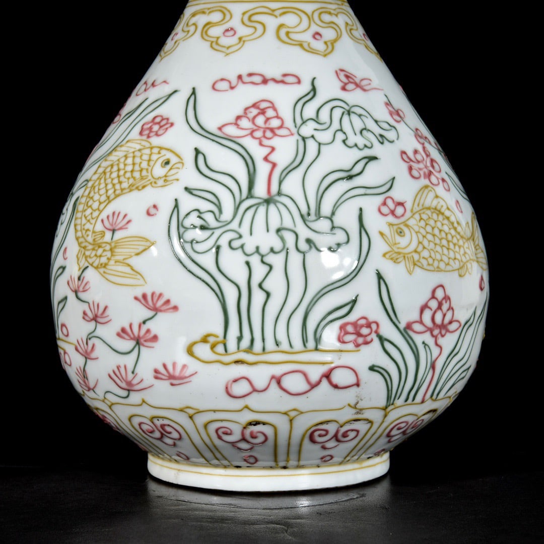 A Rare Biscuit Hornwort Pattern Vase - 5