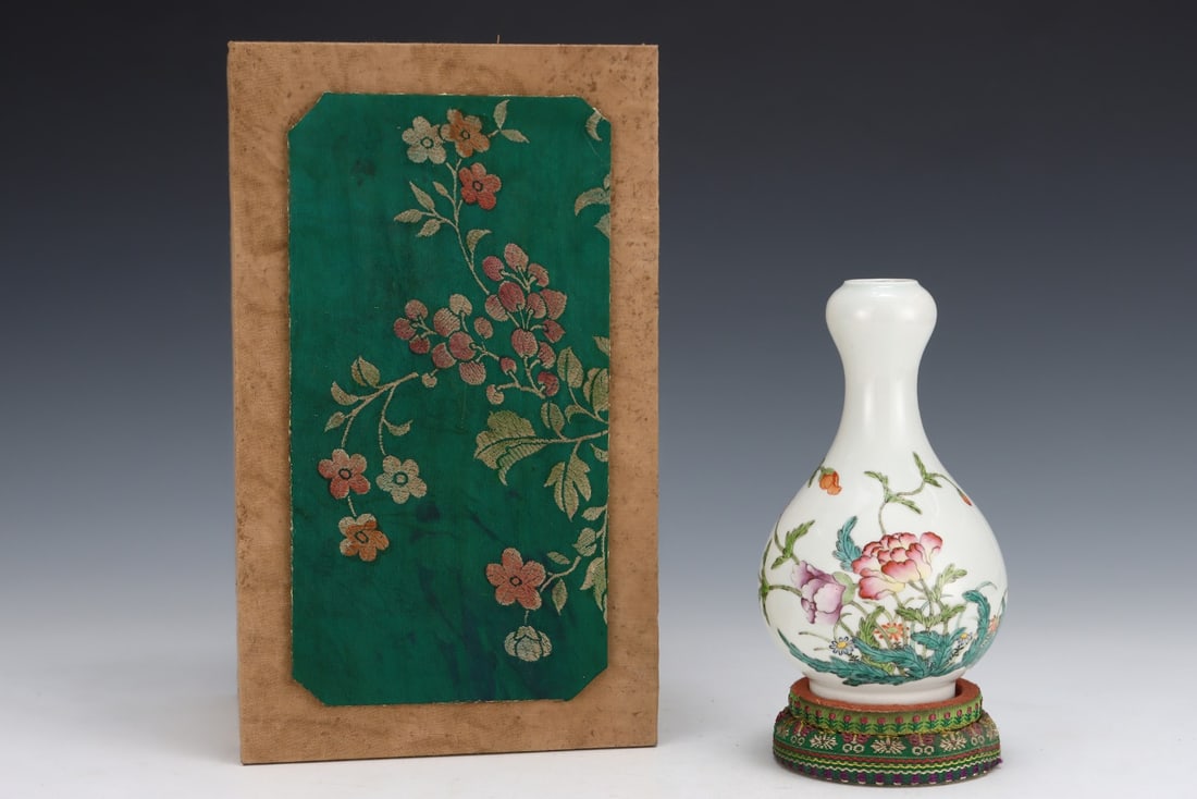 An Exquisite Famille-Rose Flower and Butterfly Pattern Vase: An Exquisite Famille-Rose Flower and Butterfly Pattern Vase,Qing Dynasty, China,Qianlong Six-character Mark,Size:6.3inx3.7in 粉彩花卉蝴蝶纹瓶,中&#