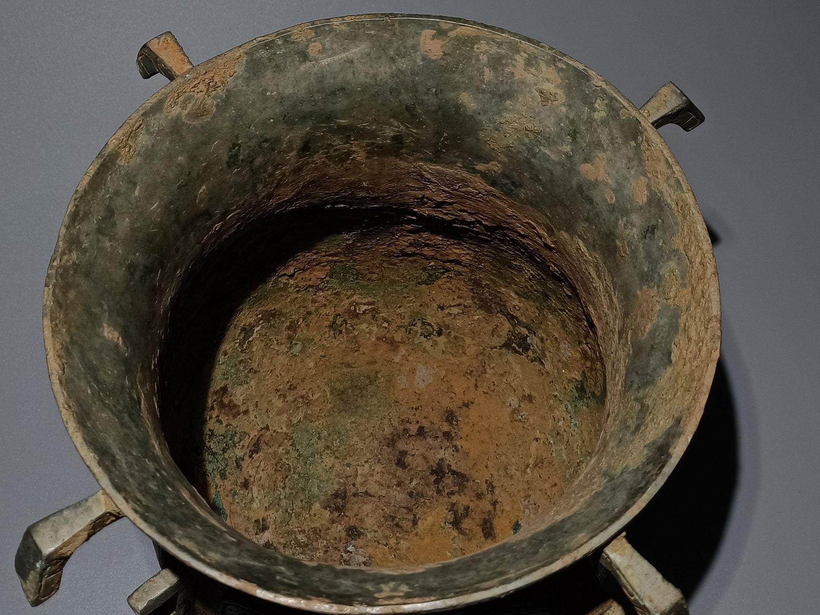 An Archaic Bronze Phoenix Pattern Libation Cup - 8