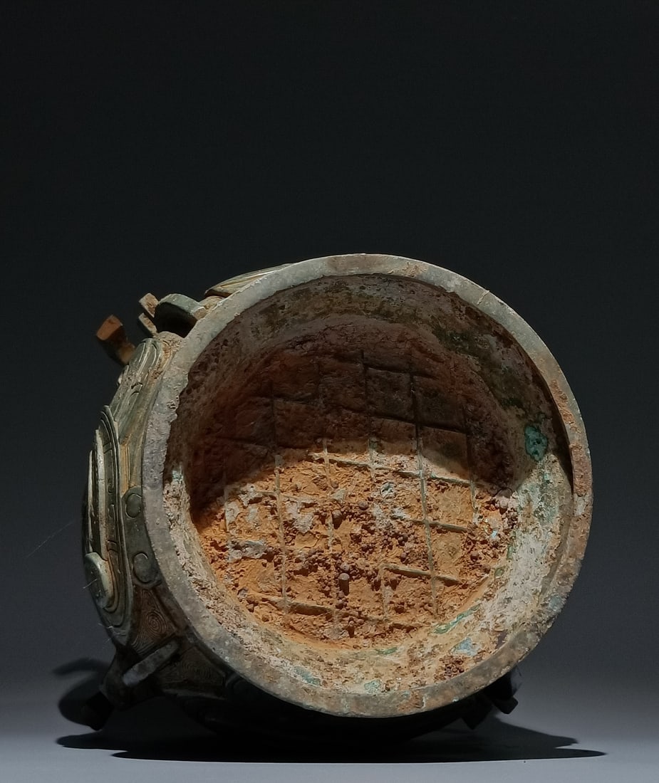 An Archaic Bronze Phoenix Pattern Libation Cup - 9